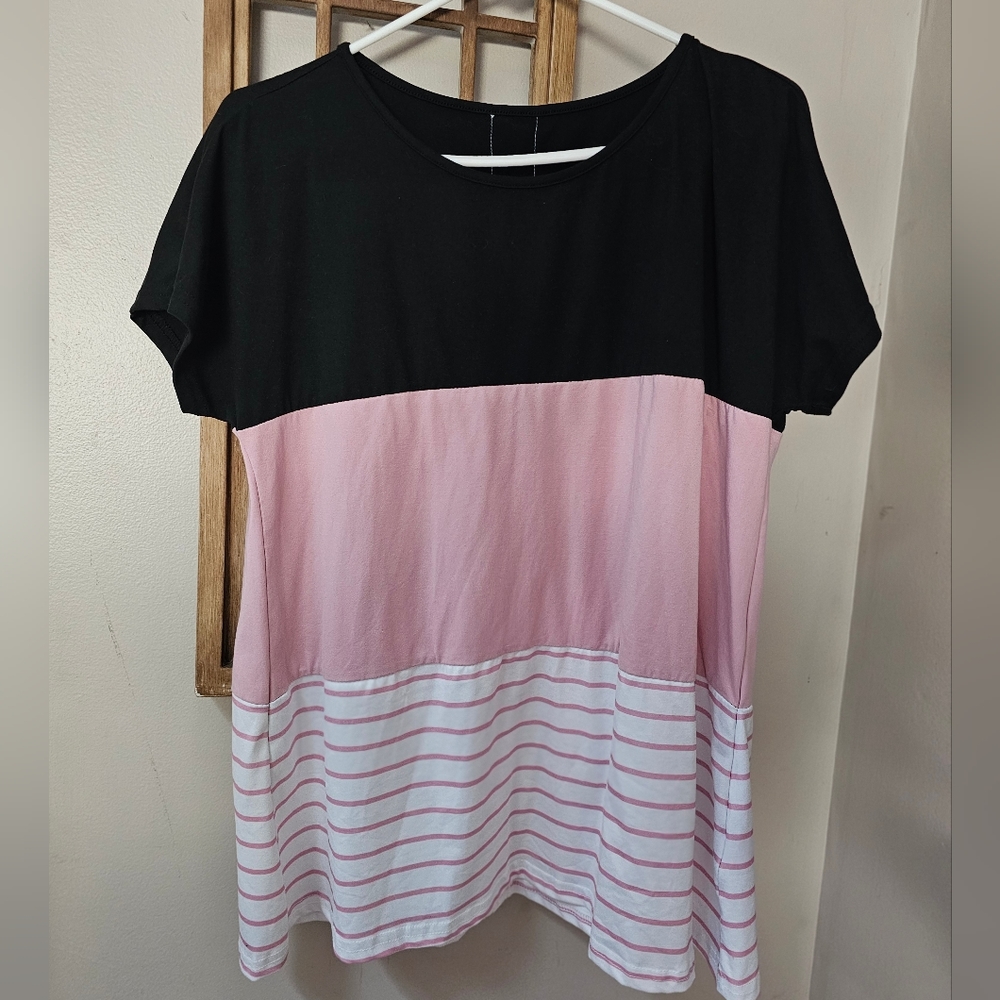 Women's colorblock top. Loose fit.